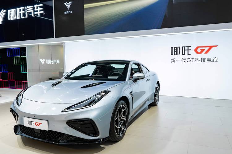 深圳332哪吒汽车在智能汽车领域的表现，领途汽车在新能源汽车市场中的影响力